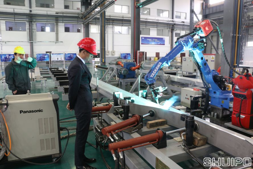 鋁縱梁焊接機(jī)器人.JPG 鋁縱梁焊接機(jī)器人.JPG