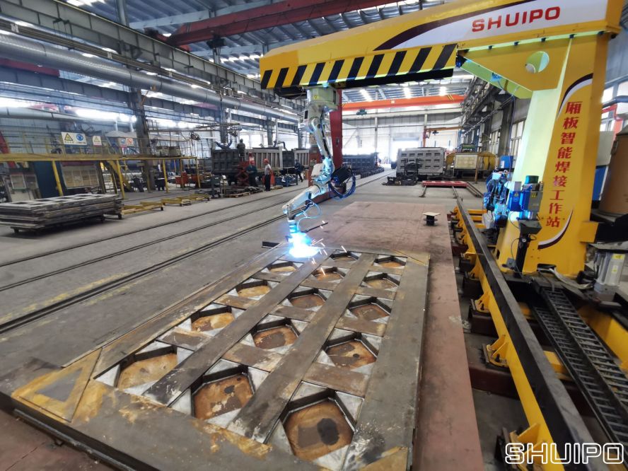 水泊焊割研發的新一代自卸車智能焊接機器人 水泊焊割研發的新一代自卸車智能焊接機器人